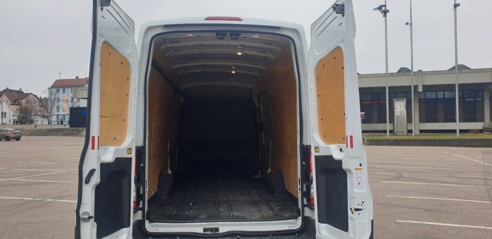 Offener Laderaum eines MN-Transport-Transporters