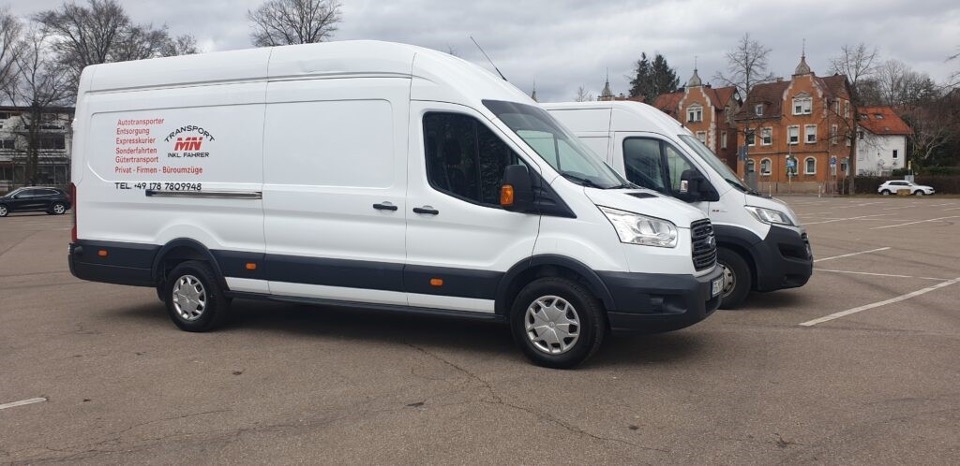 Zwei Transporter von MN Transport